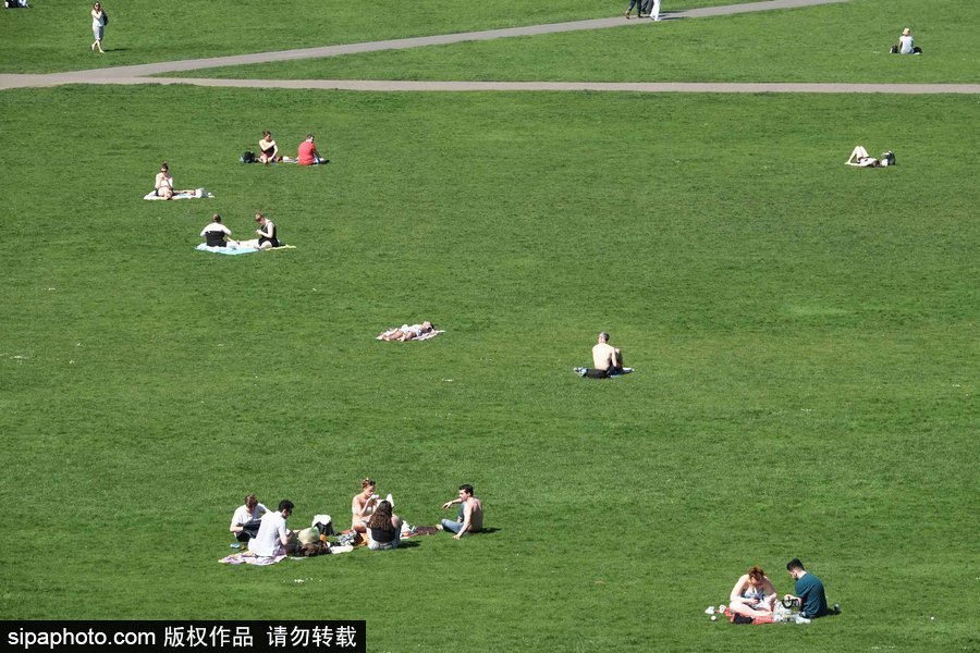 倫敦民眾樂享春日 扎堆公園草地享受日光浴