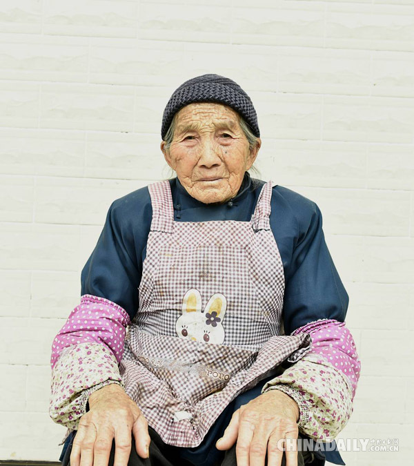 一條嬰兒背帶，背起濃濃的孝子情