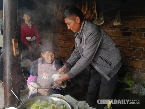 一條嬰兒背帶，背起濃濃的孝子情