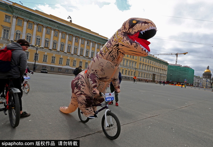 俄羅斯騎自行車的季節到了！花式騎車出行超逗趣