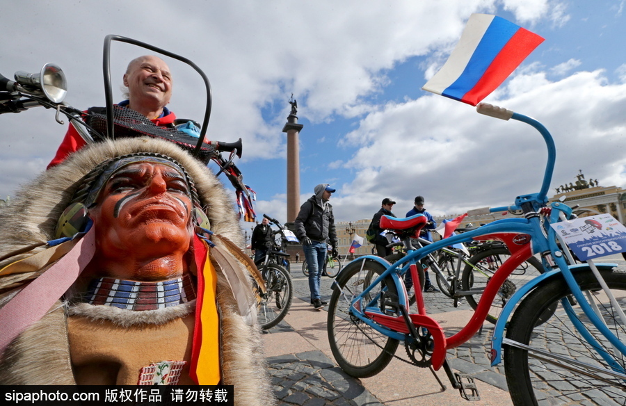 俄羅斯騎自行車的季節到了！花式騎車出行超逗趣