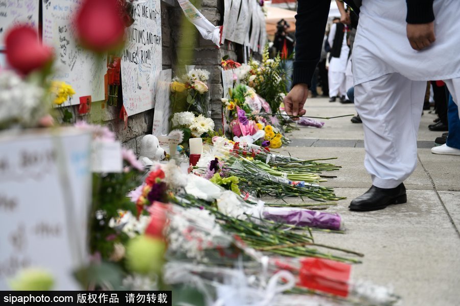 多倫多民眾聚集央街自發(fā)獻(xiàn)花 悼念貨車(chē)沖撞事故遇難者