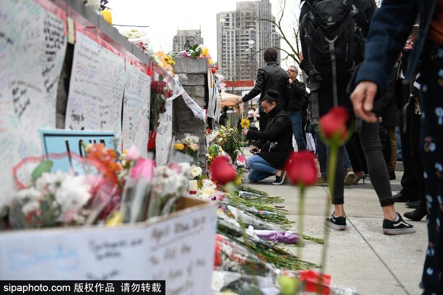 多倫多民眾聚集央街自發(fā)獻(xiàn)花 悼念貨車沖撞事故遇難者