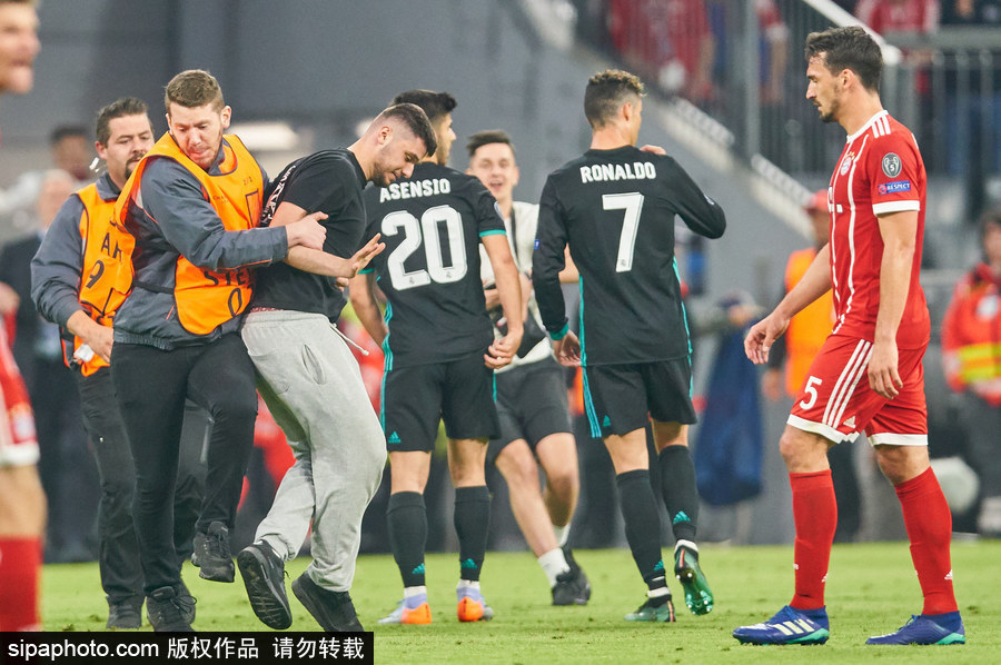 2017/18歐冠半決賽首回合：皇馬2-1拜仁 賽后狂熱球迷亂入場(chǎng)面尷尬