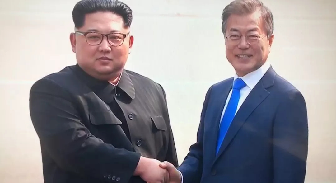 雙語新聞：歷史時刻！金正恩跨過“三八線”與文在寅握手，還帶上了冷面！