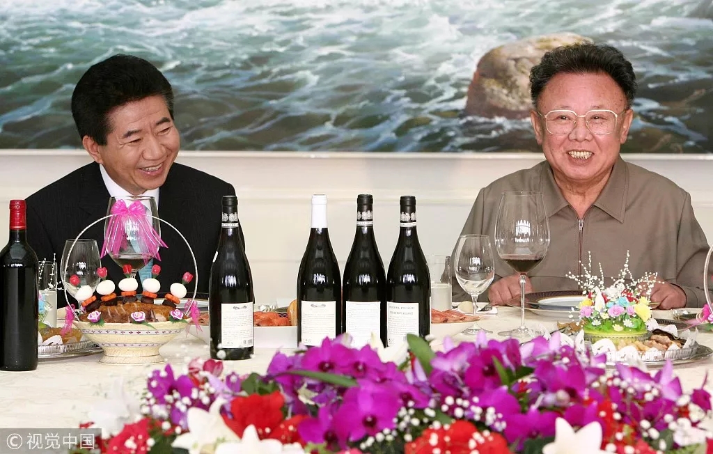 雙語新聞：歷史時刻！金正恩跨過“三八線”與文在寅握手，還帶上了冷面！