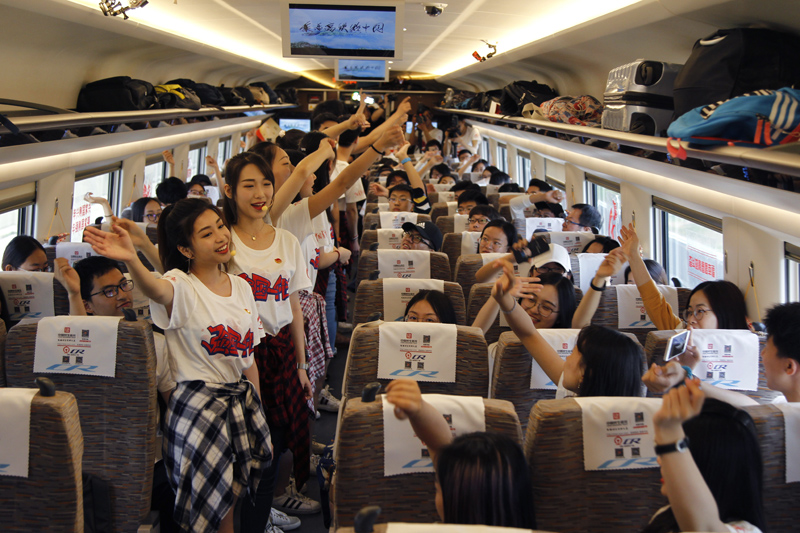 首批00后在復興號上宣誓成年