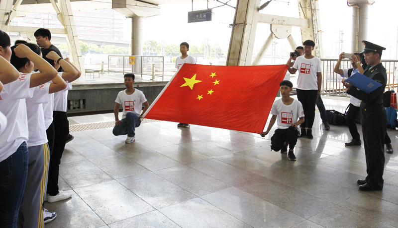 首批00后在復(fù)興號上宣誓成年