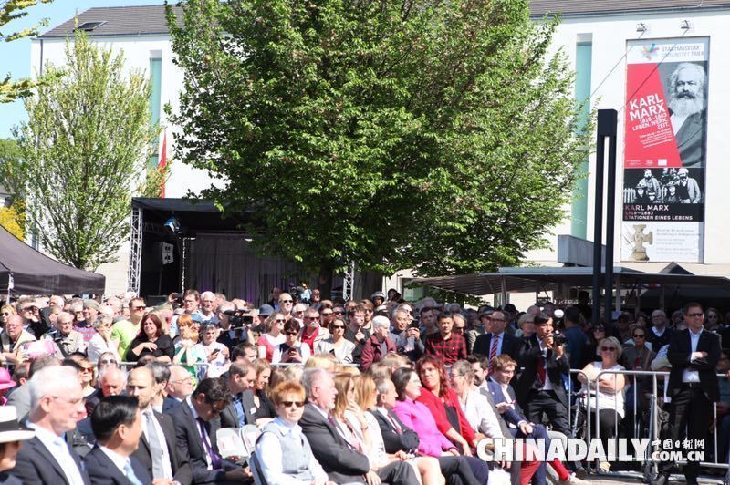 紀(jì)念馬克思誕辰200周年 中國雕塑家創(chuàng)作的銅像在德國特里爾揭幕