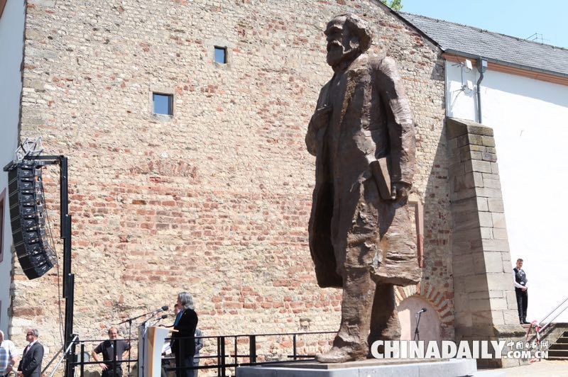 紀念馬克思誕辰200周年 中國雕塑家創作的銅像在德國特里爾揭幕
