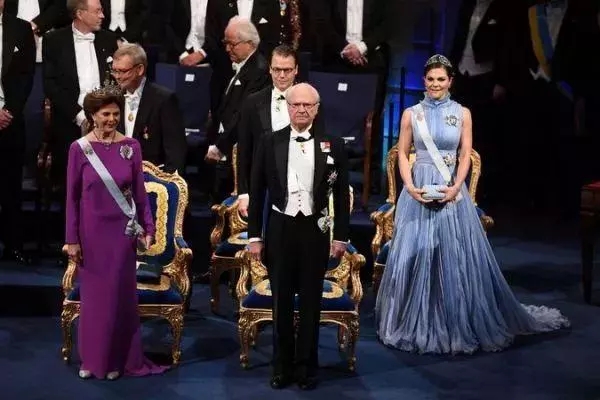 今年的諾貝爾文學獎不頒了，網友第一時間通知村上春樹……