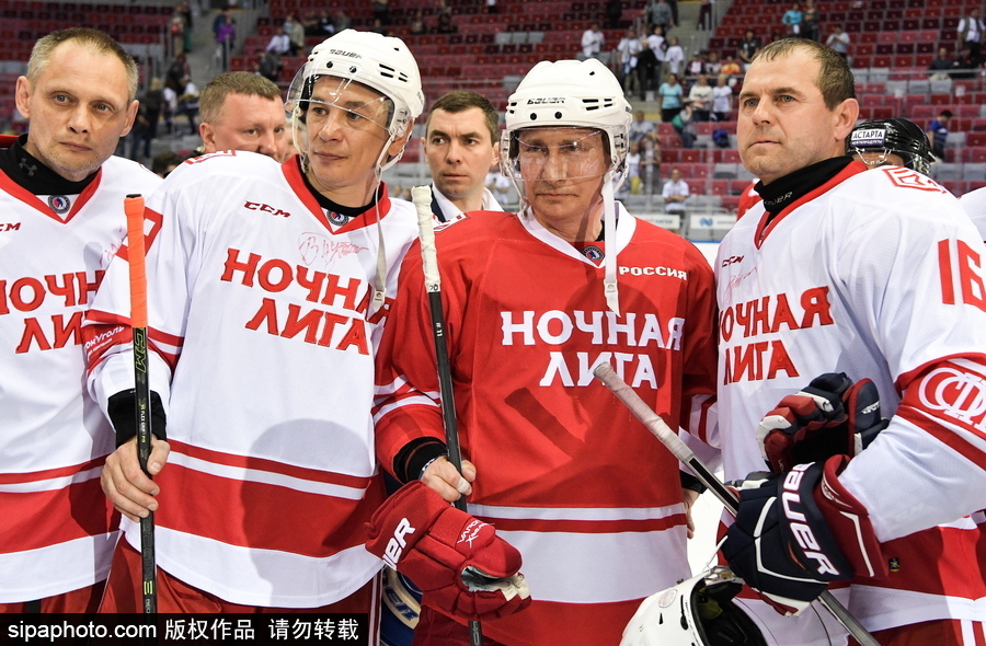 剛連任又來秀球技！ 普京上陣現(xiàn)身索契冰球賽場