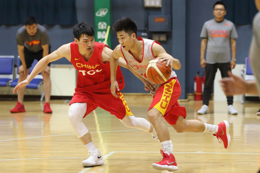 中國(guó)男籃集訓(xùn)隊(duì)藍(lán)隊(duì)舉行公開訓(xùn)練課