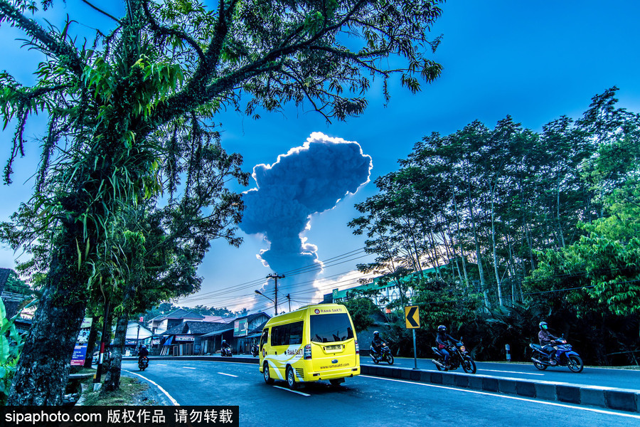 印尼默拉皮火山噴發 火山灰騰空而起景象壯觀