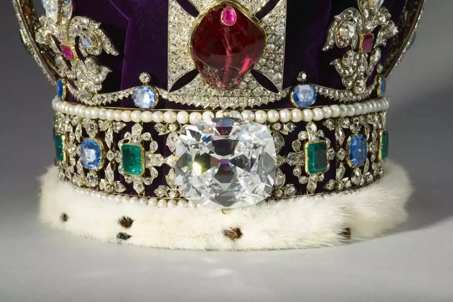 梅根鉆戒成“網紅”,哈里親手設計,致敬戴安娜,但和女王的鉆石庫里南比起來……