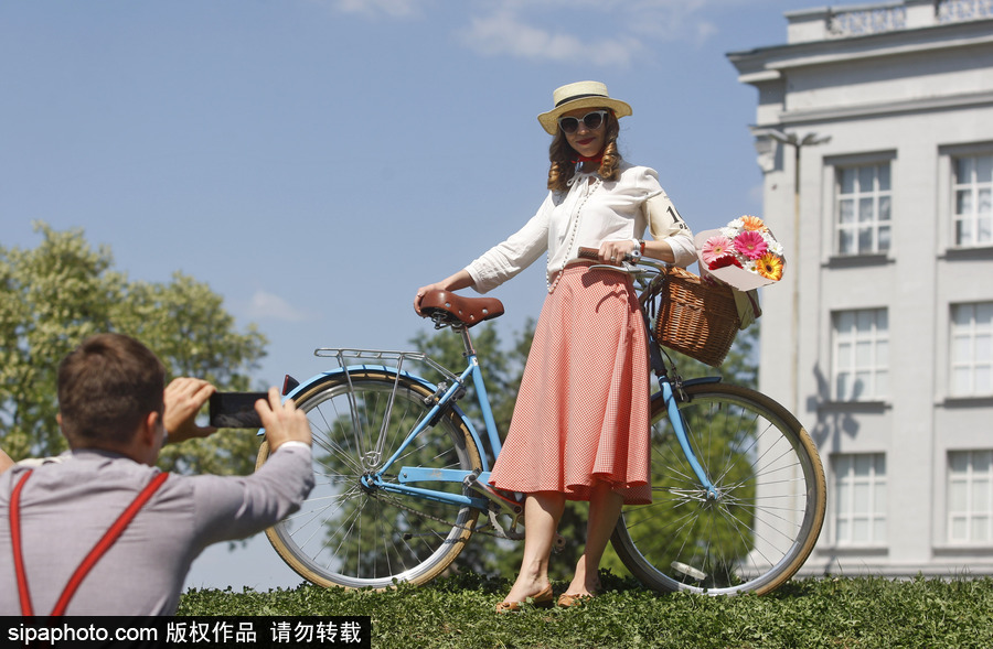 烏克蘭基輔參加春季“復古騎行”活動 民眾復古裝扮盛裝出行