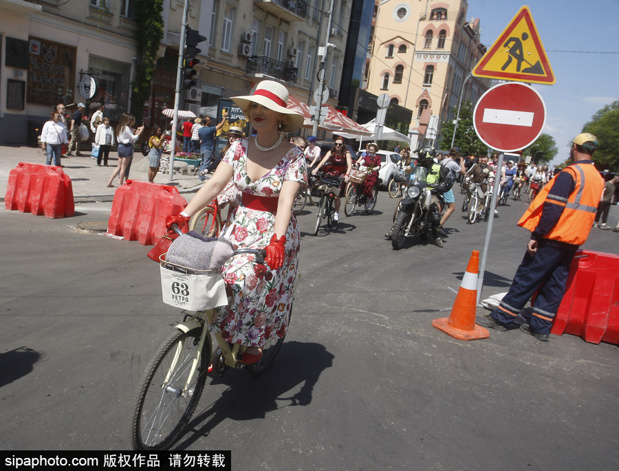 烏克蘭基輔參加春季“復古騎行”活動 民眾復古裝扮盛裝出行