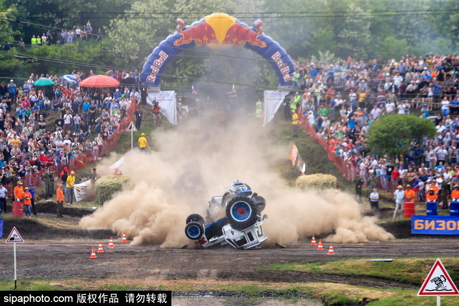 俄羅斯舉辦拖拉機(jī)越野大賽 穿越泥坑驚險刺激