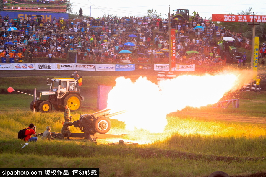 俄羅斯舉辦拖拉機越野大賽 穿越泥坑驚險刺激