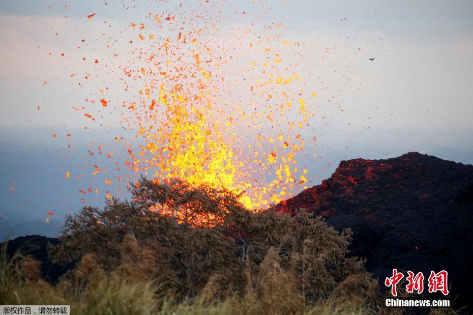 夏威夷火山持續(xù)噴發(fā) 熔巖流淌成“火河”