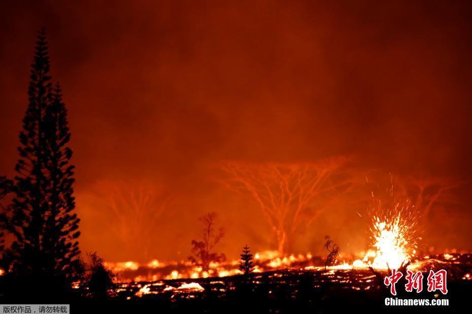 夏威夷火山持續(xù)噴發(fā) 熔巖流淌成“火河”