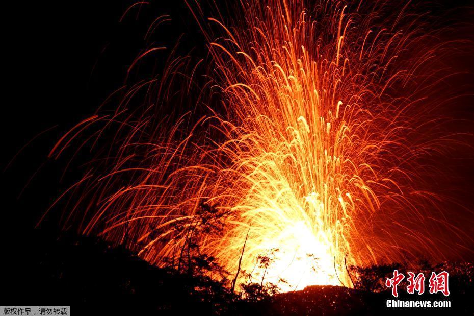 夏威夷火山持續噴發 熔巖流淌成“火河”