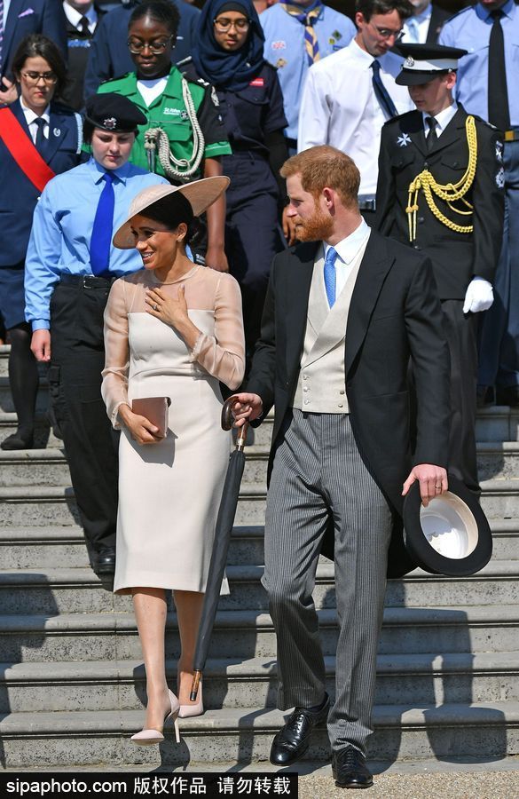 新婚后首現(xiàn)身！梅根王妃白裙名媛范貴氣十足