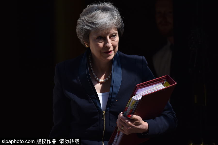 英國首相特麗莎·梅現身唐寧街 頭發在風中凌亂秒變“雞冠”