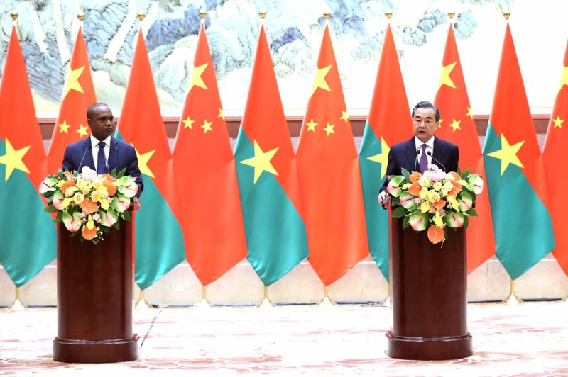 王毅同布基納法索外長巴里共同會見記者