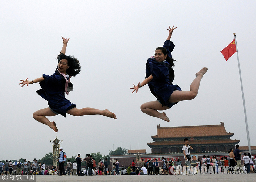 換個(gè)角度致敬青春 盤點(diǎn)那些“不一樣”的畢業(yè)照