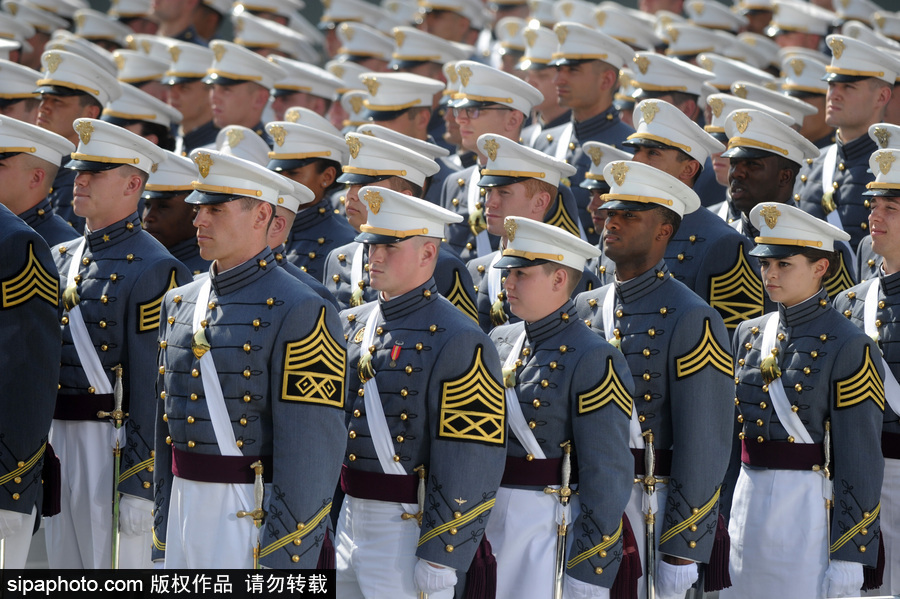 美國西點軍校舉行畢業典禮 學員拋帽慶祝