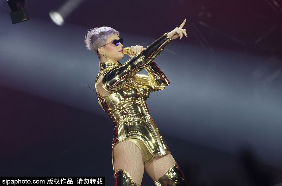 “水果姐”凱蒂·佩里巴黎火爆開唱 “金色盔甲”超炫舞臺效果