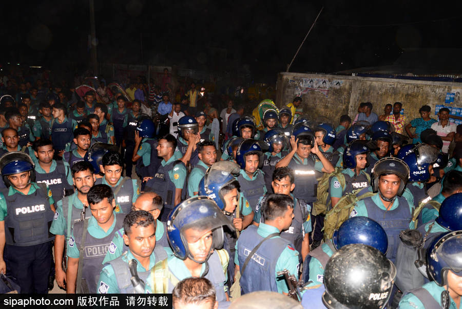 孟加拉開展街頭禁毒行動 警察當(dāng)街搜捕嫌疑人