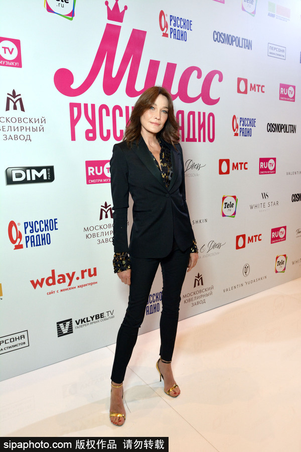 前法國(guó)總統(tǒng)夫人卡拉·布呂尼現(xiàn)身俄羅斯 現(xiàn)場(chǎng)演唱歌曲慵懶優(yōu)雅