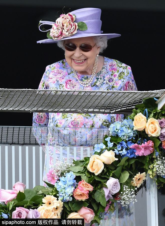 英國伊麗莎白女王出席埃普索姆賽馬會(huì) 一身紫色鮮艷減齡