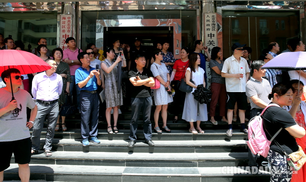 2018高考首場考試結束 考生陸續走出考場