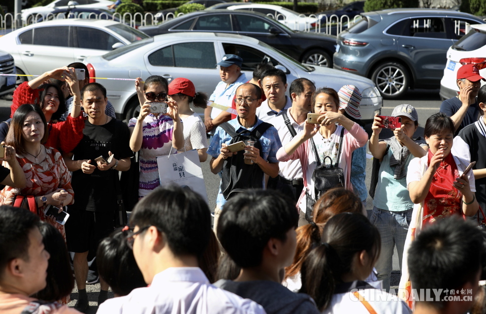 2018高考首場考試結束 考生陸續走出考場