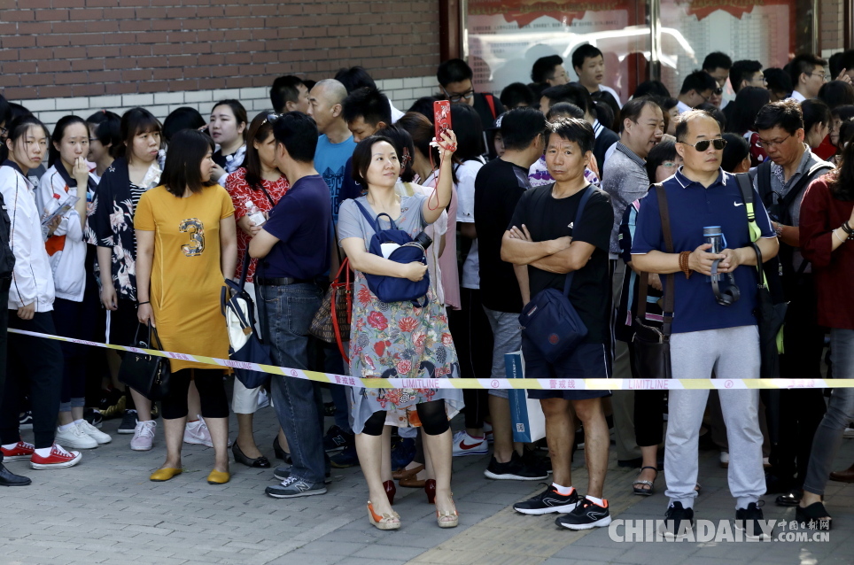 2018高考首場考試結束 考生陸續走出考場