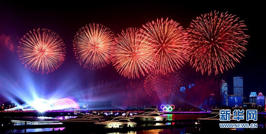 燈光焰火藝術表演在青島舉行