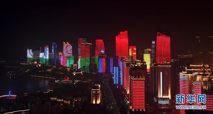 燈光焰火藝術表演在青島舉行