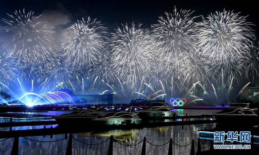 燈光焰火藝術表演在青島舉行