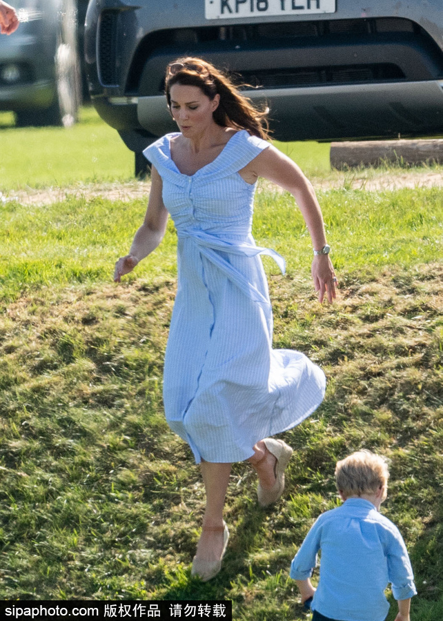 凱特王妃花式帶娃 喬治王子和夏洛特公主草地玩耍放飛自我