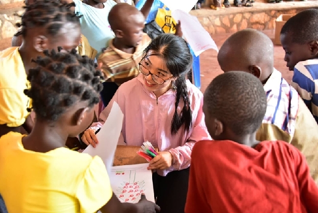 第16批中國援中非醫療隊走進中非SOS兒童村