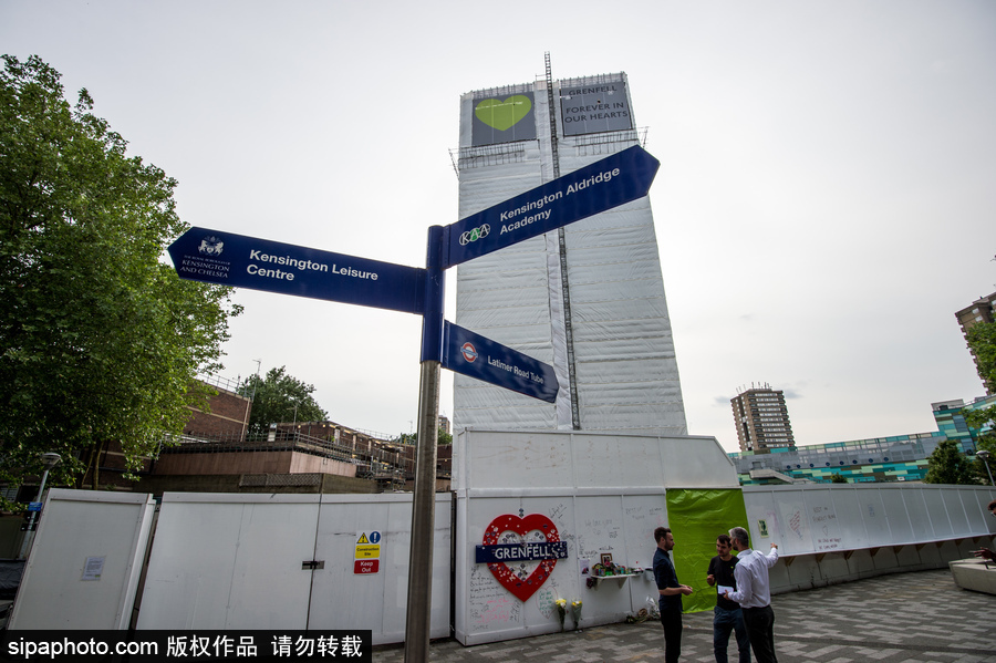 倫敦格倫費爾塔火災一周年紀念日 民眾自發聚集悼念遇難者