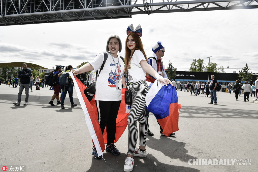 俄羅斯世界杯揭幕戰開踢在即 盧日尼基體育場外聚集大批球迷