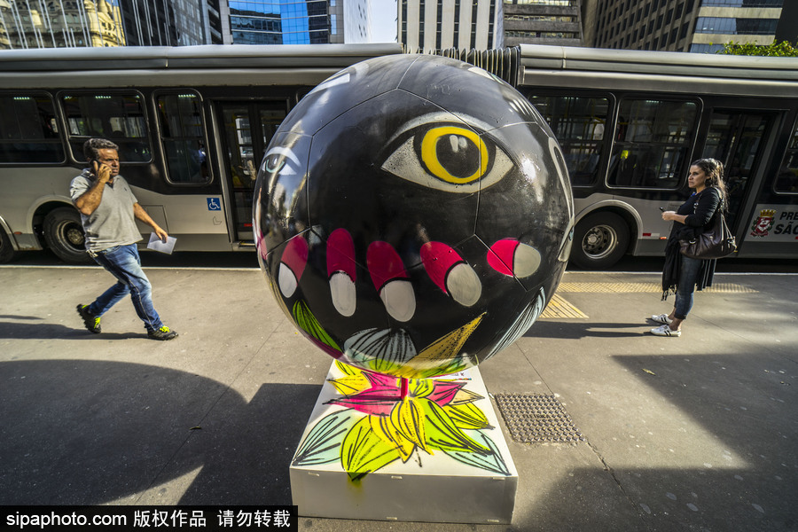 足球也是藝術品 巴西圣保羅街頭“足球大游行”色彩繽紛