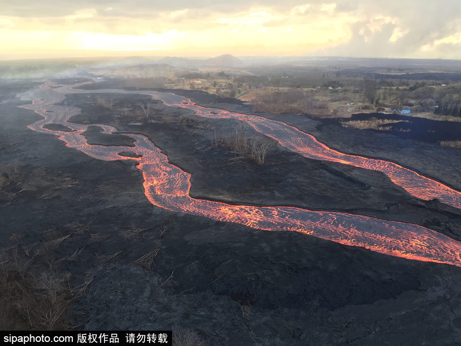 美國(guó)基拉韋厄火山持續(xù)活躍 巖漿流動(dòng)似火龍