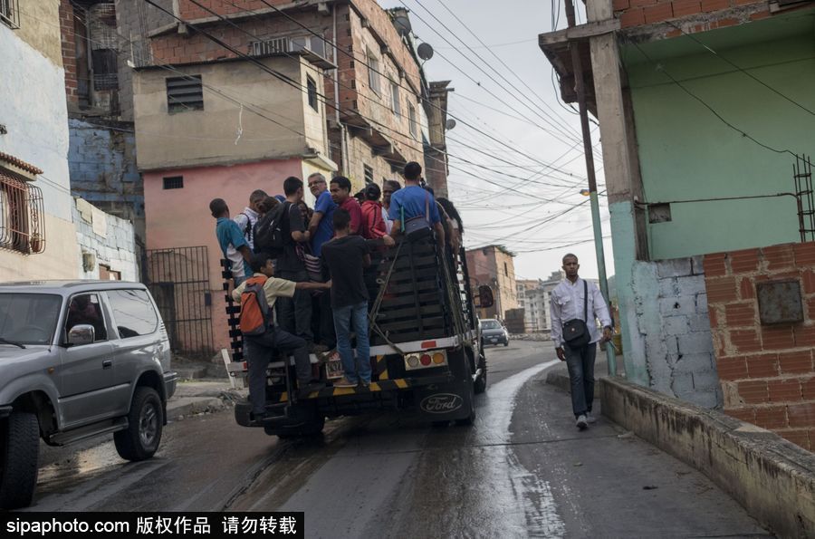 委內(nèi)瑞拉公共交通滯后 民眾乘“掛票”車出行