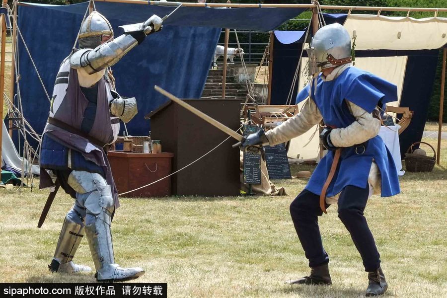 英國倫敦一公園上演“中世紀戰爭” 似穿越回冷兵器時代