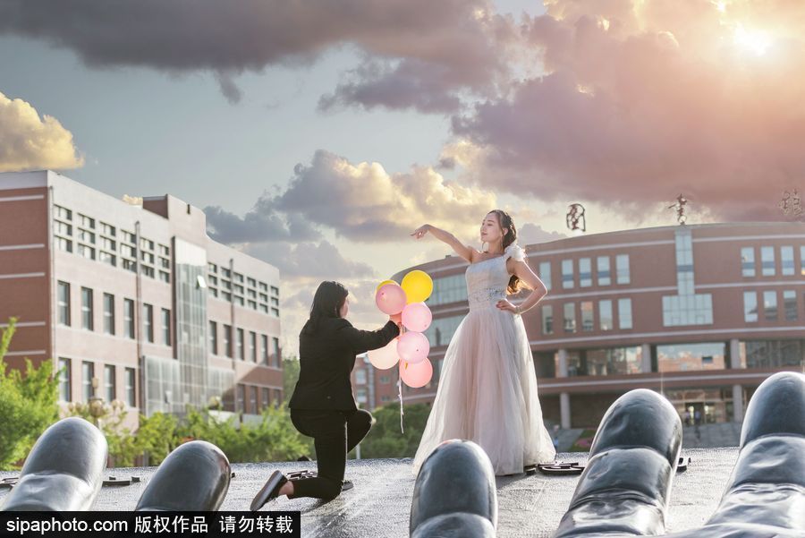 青春不過(guò)幾次畢業(yè)照 盤(pán)點(diǎn)畢業(yè)季“大型cos現(xiàn)場(chǎng)”